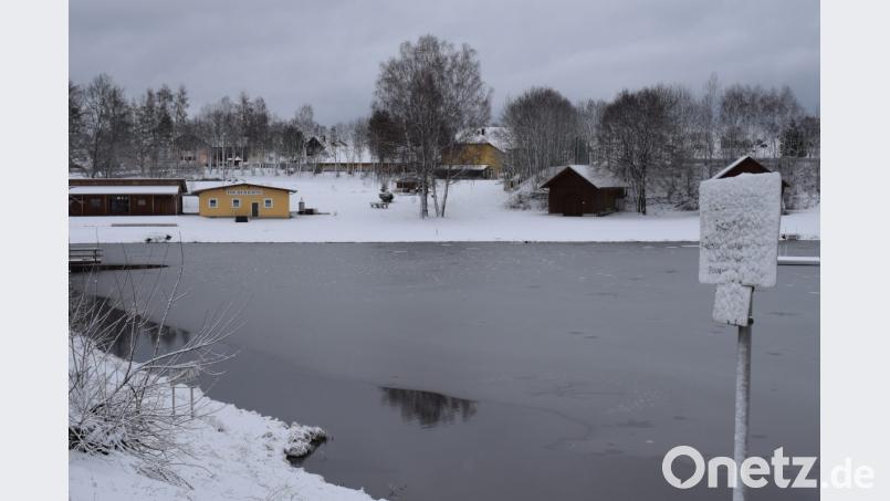 Die Freizeitanlage Atzmannsee mit Schwimminsel gilt auch über Eslarn hinaus als besonders schöner Badeort. Doch auch im Sommer kommen nur wenige Touristen in die Grenzgemeinde. Bild: Konrad