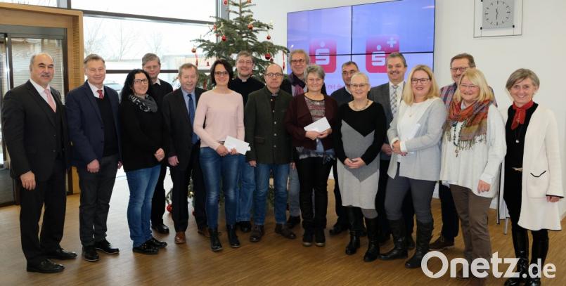 Vorstandsvorsitzender Josef Pflaum (links) überreicht mit Monika Höllerer (rechts) die Spenden an die Vertreter der Schulen und Einrichtungen in der Region. Bild: dob