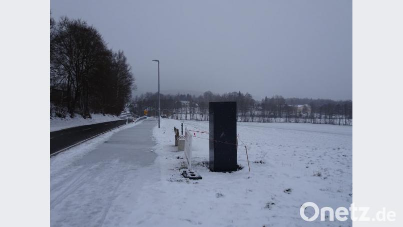 Seit einigen Tagen steht die erste Stahl-Stele am Radweg Richtung Platzermühle. In den nächsten Wochen werden darauf noch Infotafeln angebracht. Bild: rti