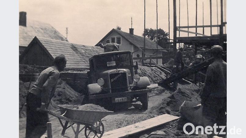 Auf der Baustelle wird fleißig gearbeitet. An der Stelle, an der das Foto entstand, befand sich der alte Friedhof. Repro: wro