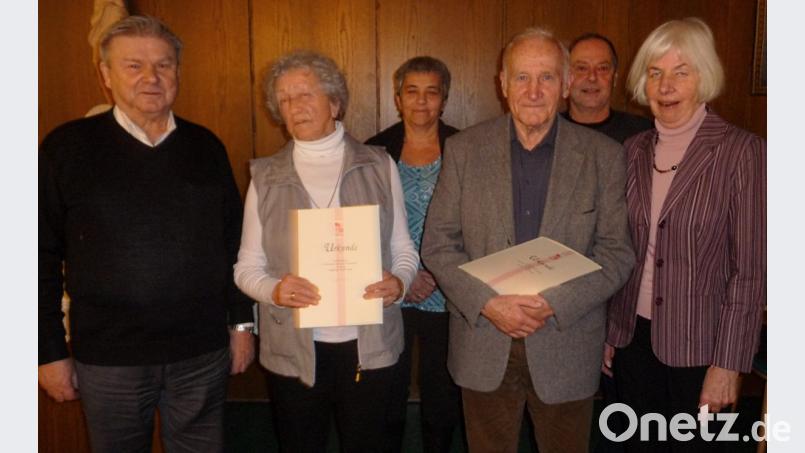 Der KAB-Ortsverein Weiden-Ost gratuliert langjährigen Mitgliedern. Bild: Kunz