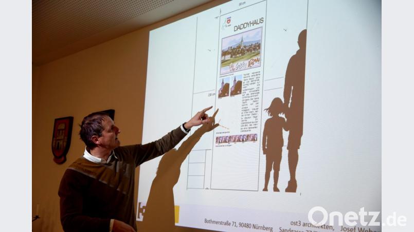 Verschiedene Varianten von Stelen stellt Josef Weber im Größenvergleich mit Erwachsenen und Kindern dem Gemeinderat vor.	Bild: bkr Bild: bkr