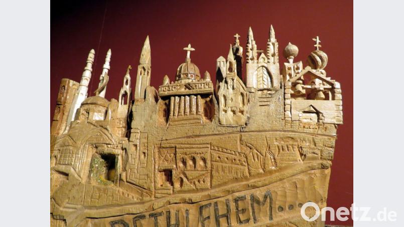 Auch moderne Werke bereichern die Ausstellung: Mit dem Türmen im Relief "Bethlehem" will Schnitzerin Karolina Stindl die unterschiedlichen Weltreligionen darstellen. Bild: ubb