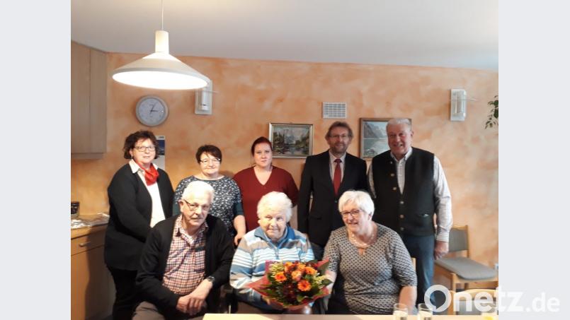 Nicht nur Sohn Peter und Tochter Angelika (vorne von links), sondern auch Heimleiterin Claudia Heier, Regina Merkl, Pflegefachkraft Cindy Brunner, zweiter Bürgermeister Hermann Schraml und Schwiegersohn Eberhard Besold (hinten von links) gratulierten Ingeborg Weiß (vorne, Mitte) zu ihrem 90. Geburtstag. Bild: jzk