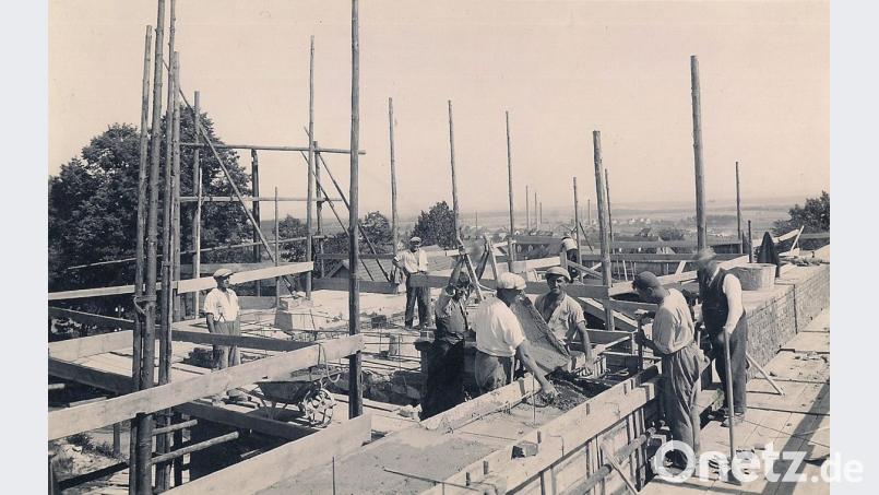 Arbeiter hoch oben auf der Kirchenbaustelle. Repro: wro