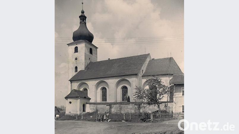 Die Kirche St. Michael vor der Erweiterung in den 1930er Jahren. Deutlich ist hier die alte Kirchenmauer mit dem Beinhaus zu sehen. Repro: wro