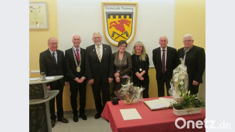 Bild 3 : Gruppenbild.
von links: 2. Bgm. Dr. Günther Fütterer, Bürgermeister Peter König, Karl Lenhard, mit Ehefrau Roswitha, Erni Bühl (Freie Wähler), Dieter König (SPD) und Richard Stock (Freie Wähler). Bild: hkö