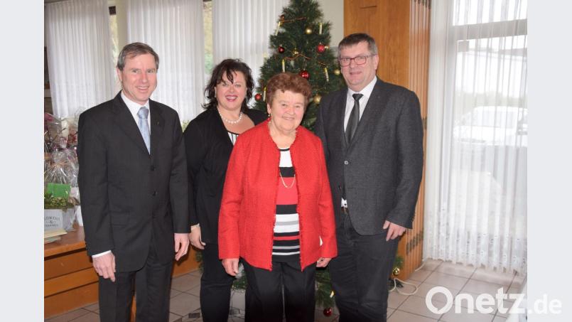 Ihren 85. Geburtstag feiert Margarete Bäuml aus Schmidmühlen. Zu den Gratulanten gehören Pfarrer Werner Sulzer (links), ihre Tochter Christine und Bürgermeister Peter Braun. Bild: bö