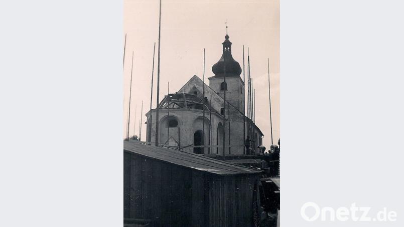 Der Rundbau an der Ostseite musste weichen. An dessen Stelle sollte das neue Querschiff für mehr Platz in der Kirche sorgen. Repro: wro