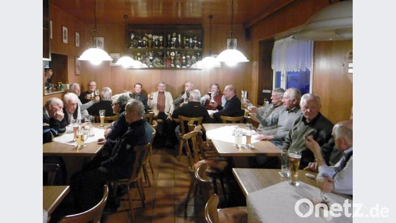 In der Gaststätte "Naber" treffen sich die ehemaligen Triebfahrzeugführer alle 14 Tage. Im Sommer im schattigen Biergarten, im Winter im Gastraum. Bild: hcz
