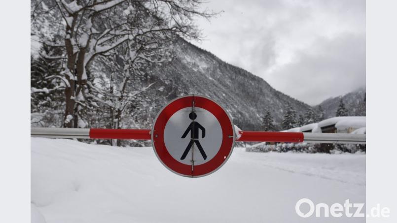 Die Straße nach Österreich ist am Grenzübergang Mittenwald-Scharnitz auf Grund der Lawinengefahr gesperrt. Foto: Angelika Warmuth/Archiv Bild: Angelika Warmuth