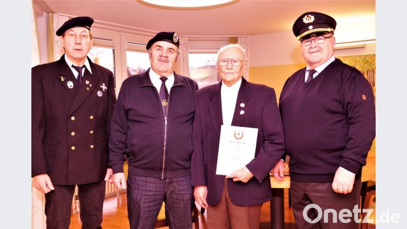 Soldatenbund-Kreisvorsitzender Heinrich Scheidler überreicht Josef Karl die Ehrenurkunde des BSB-Präsidenten. Mit dabei sind Vorsitzender Engelbert Eckart und Kassier Henry Rehfeldt (von rechts). Bild: arw