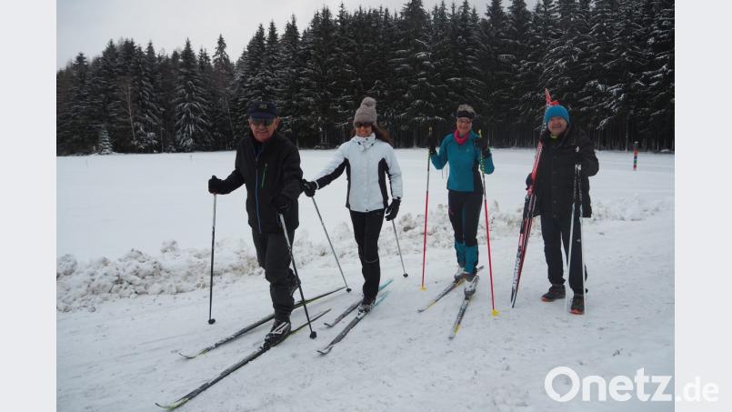 Diese Gruppe Langläufer ist schon beim "Einkehrschwung" angelangt. Strahlende Gesichter zeugen davon, dass es mit dem Vergnügen auf zwei Brettern im Nordic-Sport-Centrum geklappt hat. Bild: bl