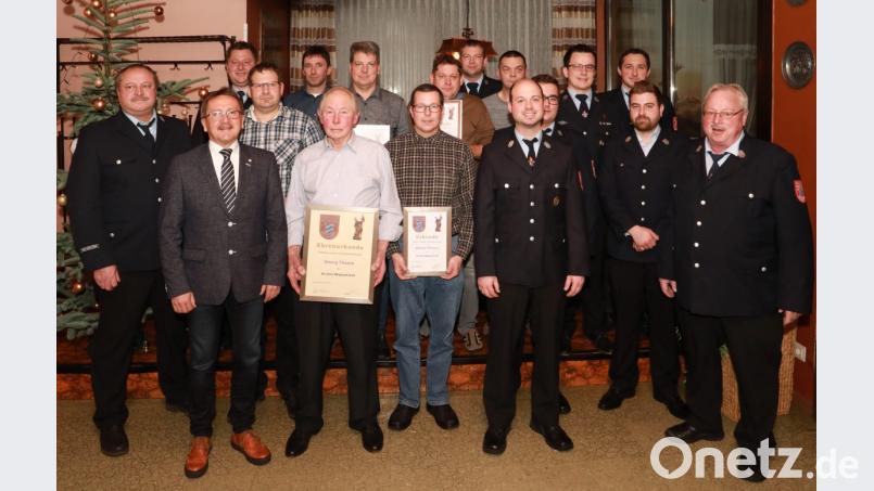 Zahlreiche Ehrungen gab es für die aktiven und passiven Mitglieder, darunter für Georg Thoma (erste Reihe dritter von links), der für 60-jährige Mitgliedschaft ausgezeichnet wurde. Mit auf dem Bild (von links) zweiter Vorsitzender Franz Wenning, Bürgermeister Hans Donko sowie Kommandant Patrick Reischl (hintere Reihe links) und Vorsitzender Willi Kraus (rechts). Bild: njn