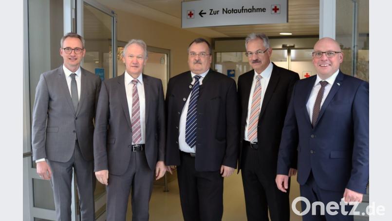 Dr. Andreas Dauber ist neuer Chefarzt der Notaufnahmen im Klinikum Fichtelgebirge. In einer Aufsichtsratssitzung hieß man ihn willkommen. Im Bild von links Ulrich Pötzsch, Karl Döhler, Dr. Andreas Dauber, Martin Schmid, Oliver Weigel. Bild: exb