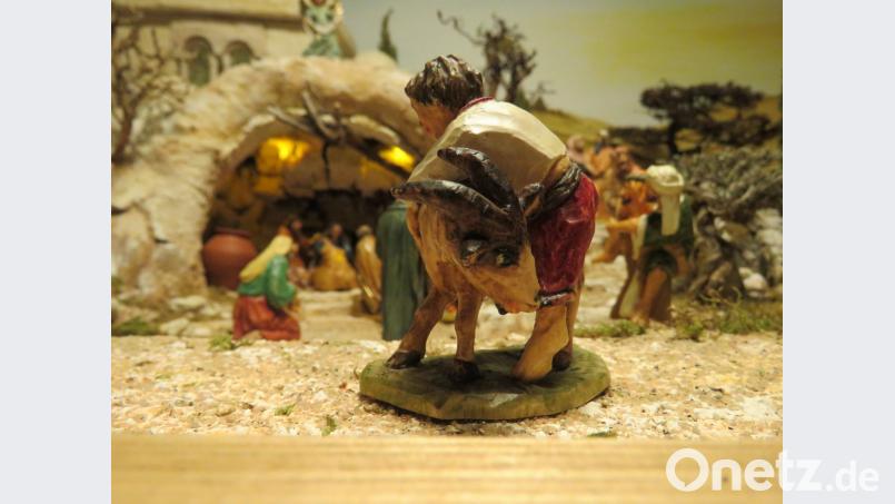 Wer aufmerksam die Figuren betrachtet, hat viel zum Schmunzeln: Der legendäre Goaßreiter hat viele "Gesichter". Hier beißt die Goaß den Reiter ins Bein. Bild: ubb