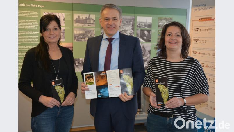 Freuen sich auf die Museumssaison 2019: Marion Papsch, Bürgermeister Roland Grillmeier und Nicole Schuller (von links) mit der neuen Infobroschüre, die einen Überblick über Ausstellungen und Aktionen bietet. Bild: jr