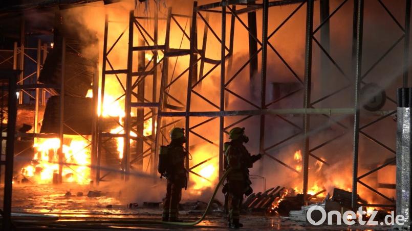 Beim Eintreffen der Einsatzkräfte stand eine Lagerhalle im niederbayerischen Abensberg bereits in Flammen. Bild: Alexander Auer