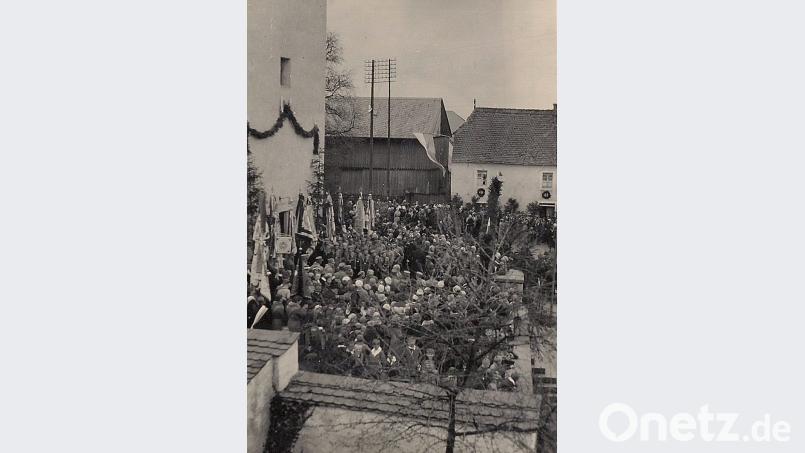 Bei der Einweihung durch Bischof Buchberger waren zahlreiche Gläubige anwesend. Repro: wro