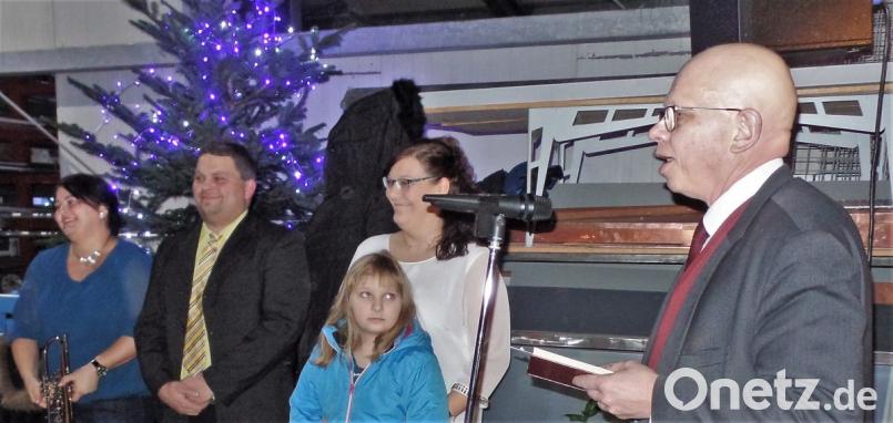 Ein guter Grund zum Feiern: Pfarrer Thomas Schertel (rechts) segnet die neue Montagehalle von Haustechnik Kummer in Weißenbrunn. Ehefrau Kathrin, Tochter Julia und Schwester Ulrike (von rechts) freuen sich mit Firmenchef Johannes Kummer. Bild: jml