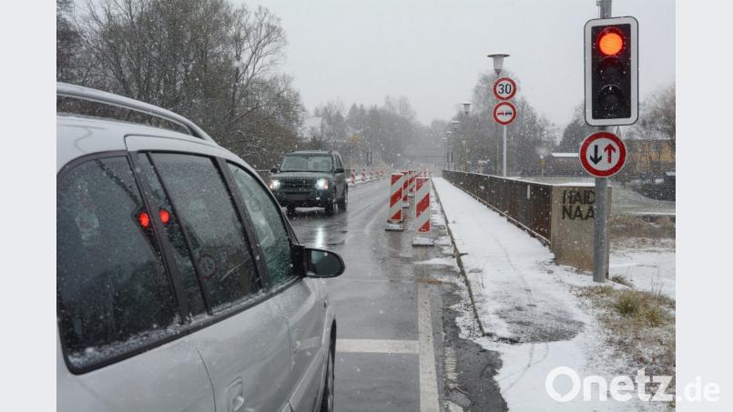 Die Ampel für die neue Brücke über die Haidenaab bleibt weiter auf Rot. Die Planungsarbeiten ziehen sich. . Bild: Gabi Schönberger