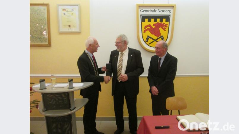 Bild 1: Verleihung der Ehrenmedaille.
Von links: Bürgermeister Peter König, Karl Lenhard und 2. Bgm. Dr. Günther Fütterer. Bild: hkö