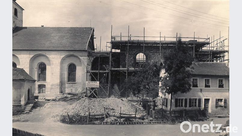 Die Baustelle wächst. Rechts auf dem Foto das Rotheignerhaus. Heute befindet sich dort ein Parkplatz. Repro: wro