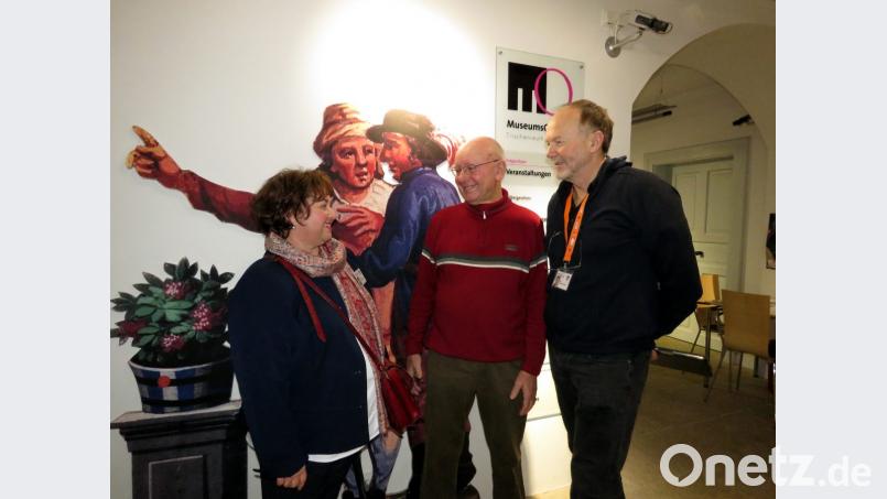 Wenn auch das Ende naht, gibt es noch viel zu tun: Die Gästeführer Cornelia Stahl und Thomas Sporrer besprechen mit Schatzmeister Hans Schiedeck (Mitte) die Ausstellungsbetreuung für die letzten neun Tage. Bild: ubb