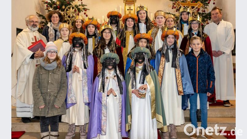 Pfarrer Heinrich Rosner (links), Gemeindereferent Markus Seefeld (rechts) und Ministrantenbetreuerin Christine Stuiber (Zweite von links) gestalteten in der St.-Barbara-Kirche Stulln den Sternsinger-Gottesdienst. Bild: ohr