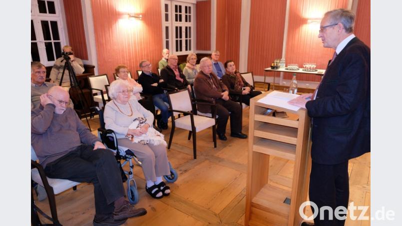Den Eröffnungsvortrag im Musiksaal des Klosters hält Dr. Rudolf Landrock aus Bonn, Bundesvorsitzender des Heimatverbandes der Brünner. Bild: do
