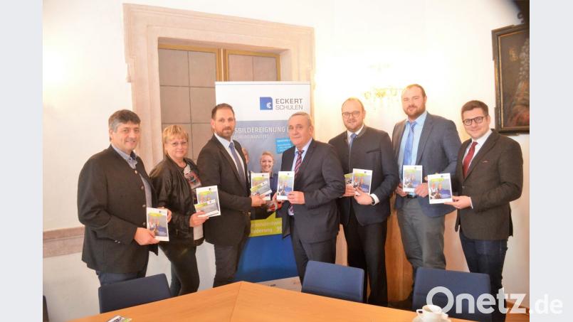 Max Schubert von den Eckert-Schulen stellt Weidens Oberbürgermeister Kurt Seggewiß und Landrat Andreas Meier (Dritter, Vierter und Fünfter von links) das Programm "AdA" vor. Eine Großchance für kleinere Betriebe. Bild: fz