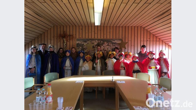 Das Rathaus war die erste Station der Sternsinger Bild: sl