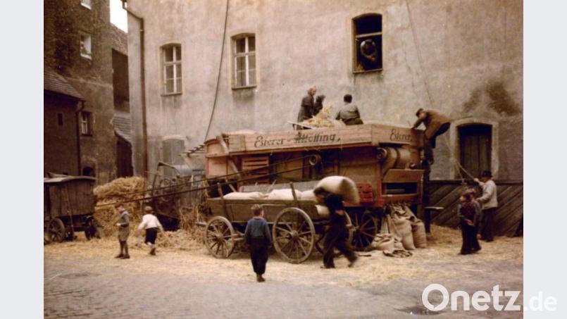 Ein sensationeller Schnappschuss vom Anfang der 50er Jahre. Links im Bild verläuft die Jesuitenfahrt, auf dem Platz hin zur Langen Gasse steht eine mächtige Dreschmaschine. Fleißige Hände gehen hier ihrer Arbeit nach. Archivbild: Hermann Reger