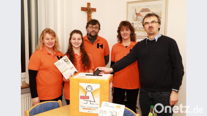 Die Vertreter von Kolping und Jungkolping beim Start der Sammelaktion. Pfarrer Martin Besold (rechts) war der erste, der sein Handy für einen guten Zweck entsorgte. Bild: njn