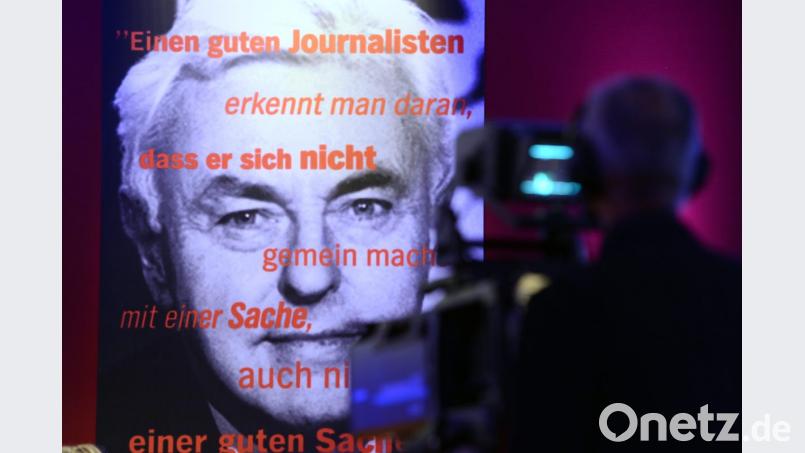 Ein Foto des früheren „Tagesthemen“-Moderators Hanns Joachim Friedrichs bei einer der letzten Verleihungen des nach ihm benannten Preises für Fernsehjournalismus. Archivbild: Marcus Brandt/dpa