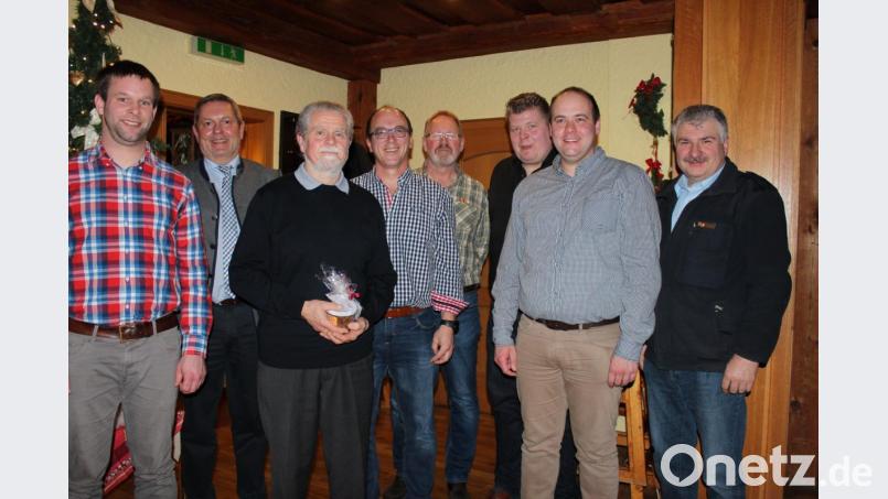 Über 25 Jahre gehört Johannes Lindner (zweiter von links) als Fördermitglied der großen Feuerwehrfamilie in Michelfeld an. Vorsitzender Sebastian Höllerl (Zweiter von rechts) überreicht bei der Jahreshauptversammlung ein Präsent. Mit im Bild der alte und neue Vorstand, Bürgermeister Joachim Neuß und Kreisbrandinspektor Hans Sperber. Bild: cs