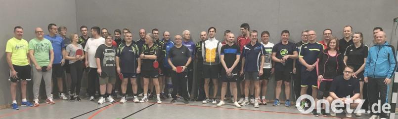 Aktive und Hobbyspieler gruppieren sich nach den Stadtmeisterschaften im Tischtennis zum Erinnerungsbild. Die fairen Begegnungen bringen so manche Überraschung mit sich. Bild: pw