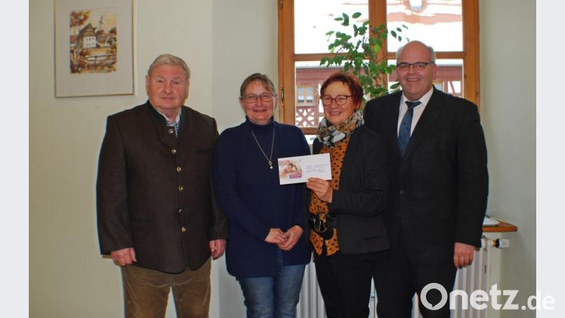 Die Spendenübergabe mit Bürgermeister Klaus Meyer, „Lichtblicke“-Schirmherrin Edith Lippert, Gäste-Info-Leiterin Ursula Stingl und Konzert-Organisator Franz Danhauser (von rechts). Bild: enz