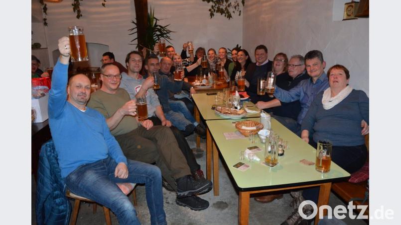 Zum zehnten Mal gastierte der Dresdner Eislauf-Club mit einem Eismärchen in der Mitterteicher Eishalle – darauf stoßen das Management um Steffi Mäder (Vierte von rechts), Techniker und weitere Mitglieder des Vereins in der Zoiglstube Lugert mit 2. Bürgermeister Stefan Grillmeier (Fünfter von rechts) und Astrid Häring (Sechste von rechts) an. Bild: jr