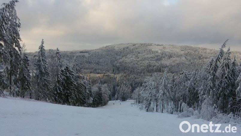 Der Wurmsteinlift bei Flossenbürg hat ab sofort geöffnet: Samstag und Sonntag von 10 bis 17 Uhr und Dienstag bis Freitag von 15 bis 21 Uhr. Die Hauptabfahrt wird mit Flutlicht ausgeleuchtet. Am Sonntag wird zudem mit vielen Vereinen ein Aktionstag an die Beine gestellt Bild: exb