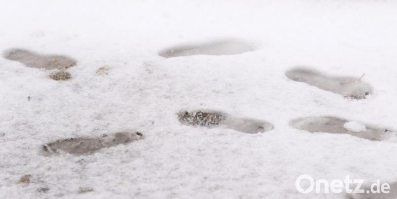 Spuren im Schnee, wie hier auf einem Symbolbild, haben in Ursensollen für Unbehagen gesorgt: Ein Unbekannter hat sie in der Nacht zum Freitag hinterlassen. Symbolbild: Matthias Bein/dpa-Zentralbild/dpa