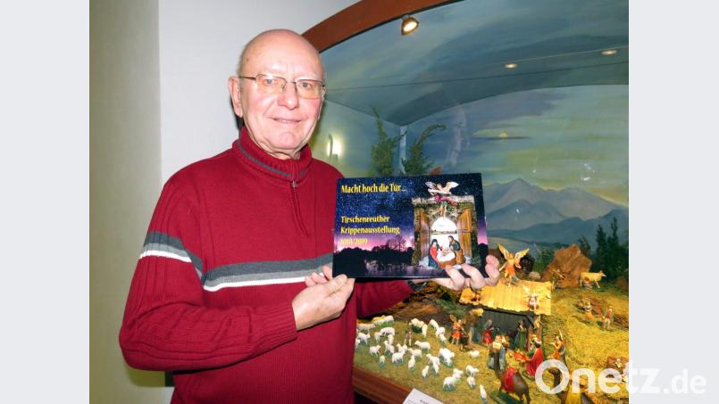 Schatzmeister Hans Schiedeck (im Bild mit dem zur Ausstellung herausgebrachten Krippenbuch) ist stolz auf den Erfolg der Präsentation und auf seine Schnitzerfreunde. Bild: ubb