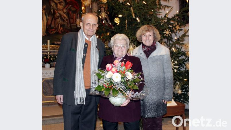Pfarrer Herbert Sörgel (links) und Irene Gründwald (rechts) danken und verabschieden Gertraud Meier. Bild: jub