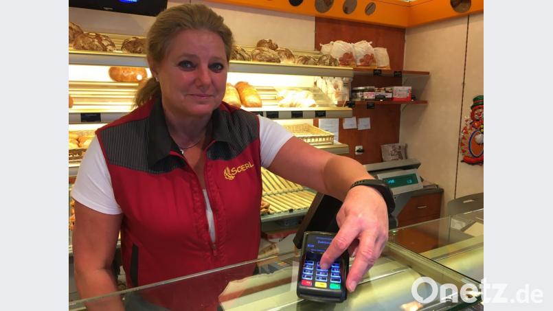 Edith Weber verkauft nicht nur Brot und Semmeln, sondern teilt auch aus – Geld im Auftrag der Sparkasse. Bild: ihl
