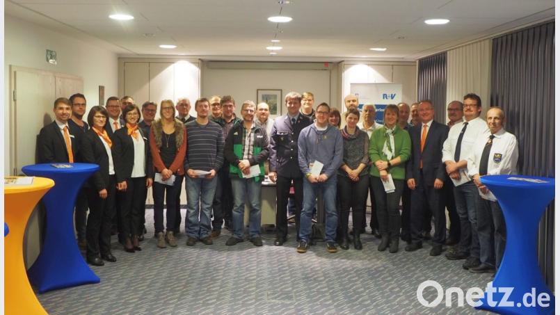 18 Vereine und Organisationen freuen sich über eine Spende der Raiffeisenbank. Bild: gz