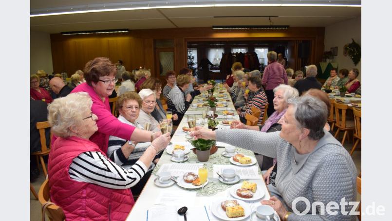 Auf ein gesundes und glückliches neues Jahr stieß Anneliese Fiedler (stehend) mit ihren Gästen an. Bild: bnr