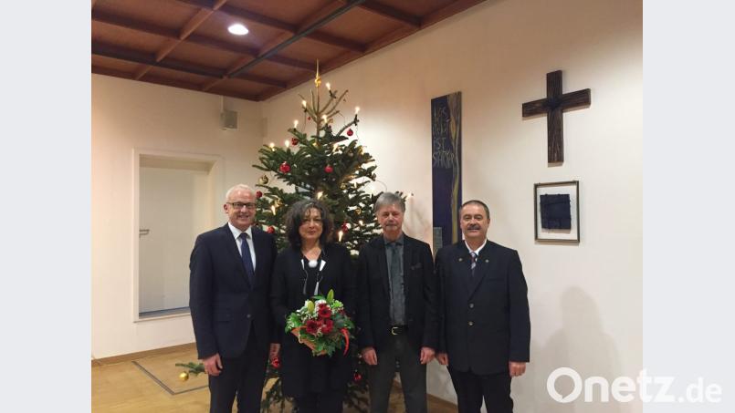Gemeinschaftsvorsitzender Bernhard Lindner (links) und sein Stellvertreter Peter Dotzler (rechts) verabschieden Geschäftsstellenleiter Josef Bauer nach über 47 Jahren im öffentlichen Dienst in den Ruhestand. Sie überreichen ein Geldpräsent und einen Blumenstrauß an Ehefrau Lydia. Bild: ibj