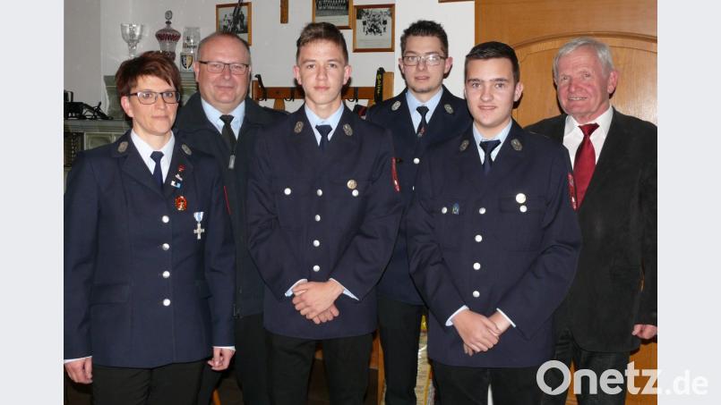 Die Feuerwehr Seugast verleiht das Ehrenzeichen in Bronze (von links): Vorsitzende Isolde Schmidt, Kommandant Dieter Graf, Samuel Schmidt, Jugendwart Fabian Prösl, Kilian Kraus und Bürgermeister Klaus Meißner. Bild: ö