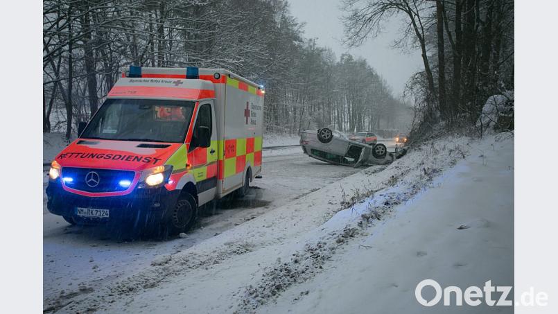 Unfall auf schneeglatter Straße bei Neumarkt. Bild: jma