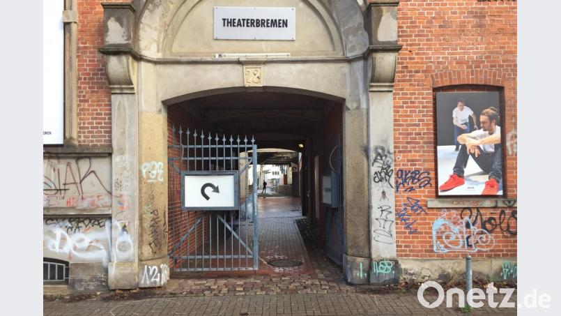 Ein überdachter Durchgang führt zu einem Theater, wo der Bremer AfD-Landeschef Frank Magnitz attackiert und schwer verletzt wurde. Bild: Helmut Reuter